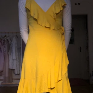 Söt gul klänning  - Jätte söt gul klänning, säljer den då den inte riktigt är min färg. Frakt tillkommer på 44kr💖