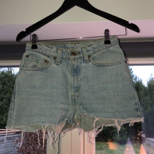 High waist shorts från Levis - High waist jeans shorts från levis i storlek W23/24! Bra skick