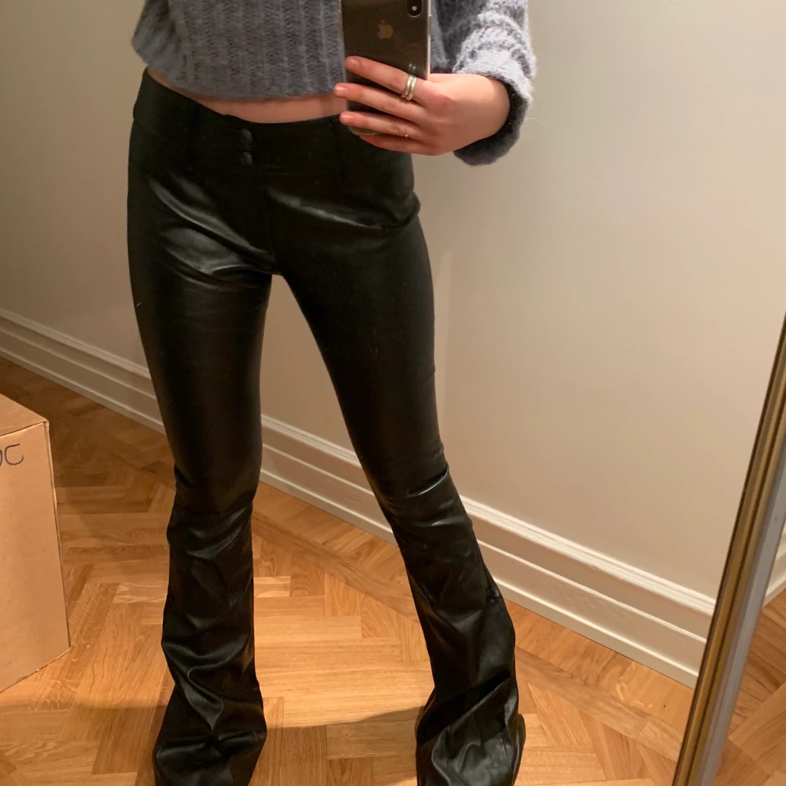 utsvängda skinnbyxor