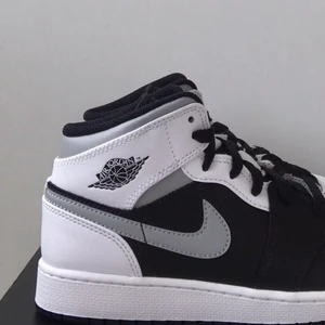 AIR JORDAN 1 MID "WHITE SHADOW - Säljer AIR JORDAN 1 MID "WHITE SHADOW