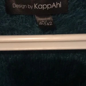 Tröja st 40/42 (M?) - Supermysig blågrön tröja som tyvärr inte längre kommer till användning:(  Storleken är skriven som 40/42, tror det är typ M/L. Beror på hur man vill att den ska sitta