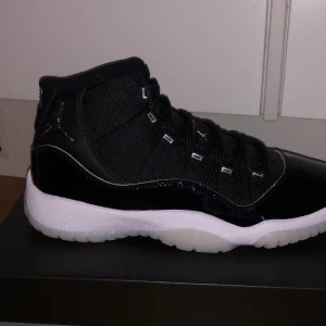 Air Jordan 11 Retro (us 6,5)  - En intressekoll på dessa Air Jordan 11 JUBILEE, helt nya inte testade och såklart tillkommer det digitala kvittot vid köp. Priset kan diskuteras. 