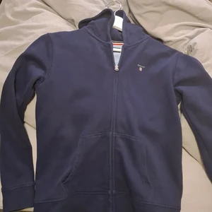 Gant hoodie zip - Gant hoodien är i storleken 170cm och är köpt på Kidsbrandstore. Skicket är som nytt, då den har används max 5 gånger. Nypris 799kr, mitt pris 300kr inklusive frakt!