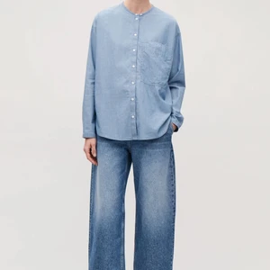 COS jeans - Jeans från COS i modell barrel. Använda men fint skick!