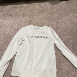 Calvin klein långärmad  -  Nypris 550! Säljer denna långärmad calvin klein tröja pågrund av att den inte kommer till användning längre! Pris kan diskuteras.😊