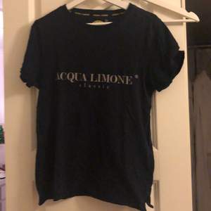 Najs t shirt från acqua limone me snygga slits detaljer på sidan. Köpt för 300kr, skick 7/10. Säljs för 70kr+frakt. 