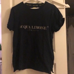 T-shirt  - Najs t shirt från acqua limone me snygga slits detaljer på sidan. Köpt för 300kr, skick 7/10. Säljs för 70kr+frakt. 