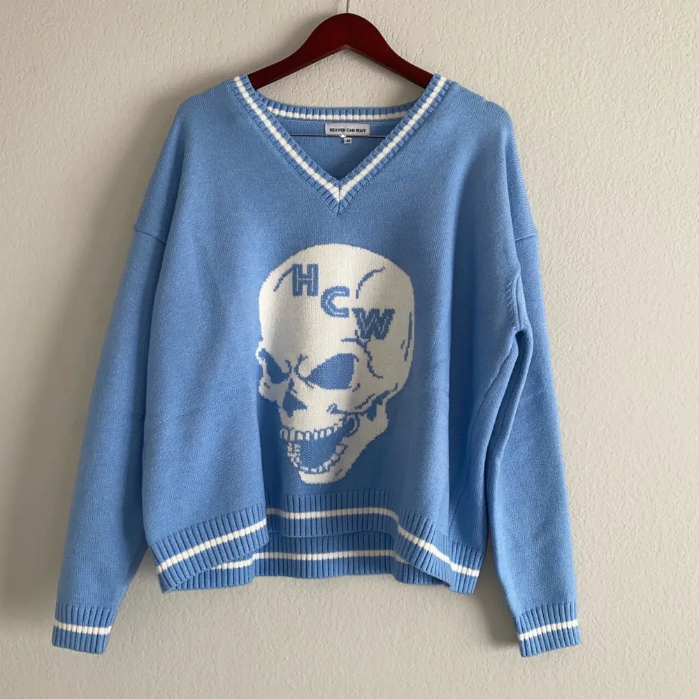 Skitsnygg blå sweatshirt från Heaven Can Wait. Limited edition och superskönt material. Aldrig använd. Flesta säljer för 2500 :). Tröjor & Koftor.