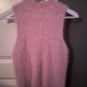 Fluffig topp / väst  - superfin topp från zara!  storlek M men skulle säga mer som en S