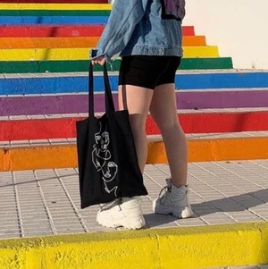 Tygpåse - En fin tygpåse/tygkasse från lindex🥰 använd med ser ut som ny, inga hål eller någonting eftersom jag bara har använt den några gånger! Köparen betalar för frakten, 50 kr och bara skicka om ni vill ha fler bilder❤️