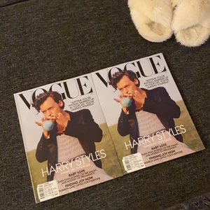 Vogue NR 12 Harry Styles Cover - Hej, tänkte kolla om det finns något intresse för denna utgåva av Vogue Nr 12 där Harry Styles klär omslaget! Säljer endast en. Vet att det inte släpptes så många utav denna och att olika pressbyrån bara fick ca 1-3 stycka. Är det någon som är intresserad? Bud från 159kr. Endast upphämtning eller frakt. Jag står INTE för fraktkostnad. HÖGSTA BUD JUST NU: 650kr