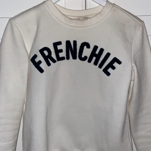 Frenchie tröja - Sjukt snygg sweater med fluffig svar text. Tröjan är lite varmare vit och i storlek xs. Skulle säga att den passar från XS-M beroende på hur man vill ha den. Skriv om ni vill ha fler bilder!