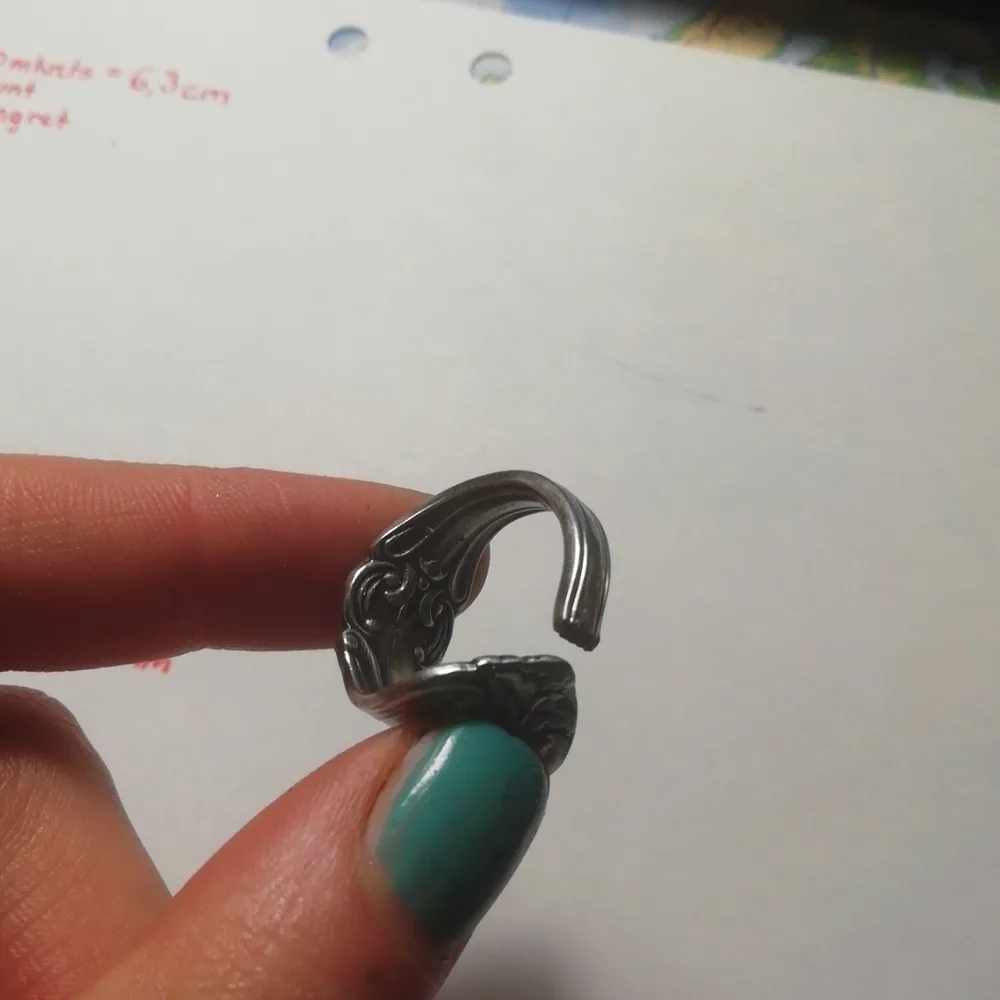 Handgjord ring av stål, storlek =omkrets runt fingret. Accessoarer.