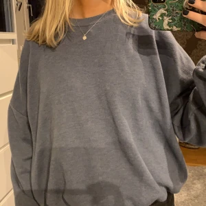 tröja - säljer denna sköna tröja i fin blå färg från asos i storlek 36/M, perfekt passform, resår nertill så att tröjan inte bara ”hänger” 💕