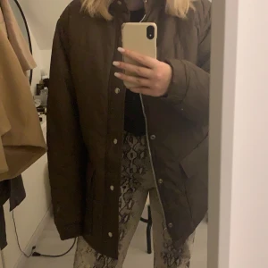 Brun dunjacka  - Säljer denna oanvända bruna dunjackan jag nyss köpte second hand på beyond retro. Köptes för 350 men säljer vidare för 180 plus frakt. Den är i storlek L, jag är en M. Unisex också