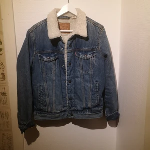 Levis Jensjacka med  teddy  - Unisex jeansjacka med teddy material på insidan. Använd 2 gånger. 