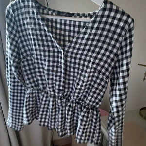 Blus - Supersöt blus från bohoo, kommer ej till användning så säljer den istället