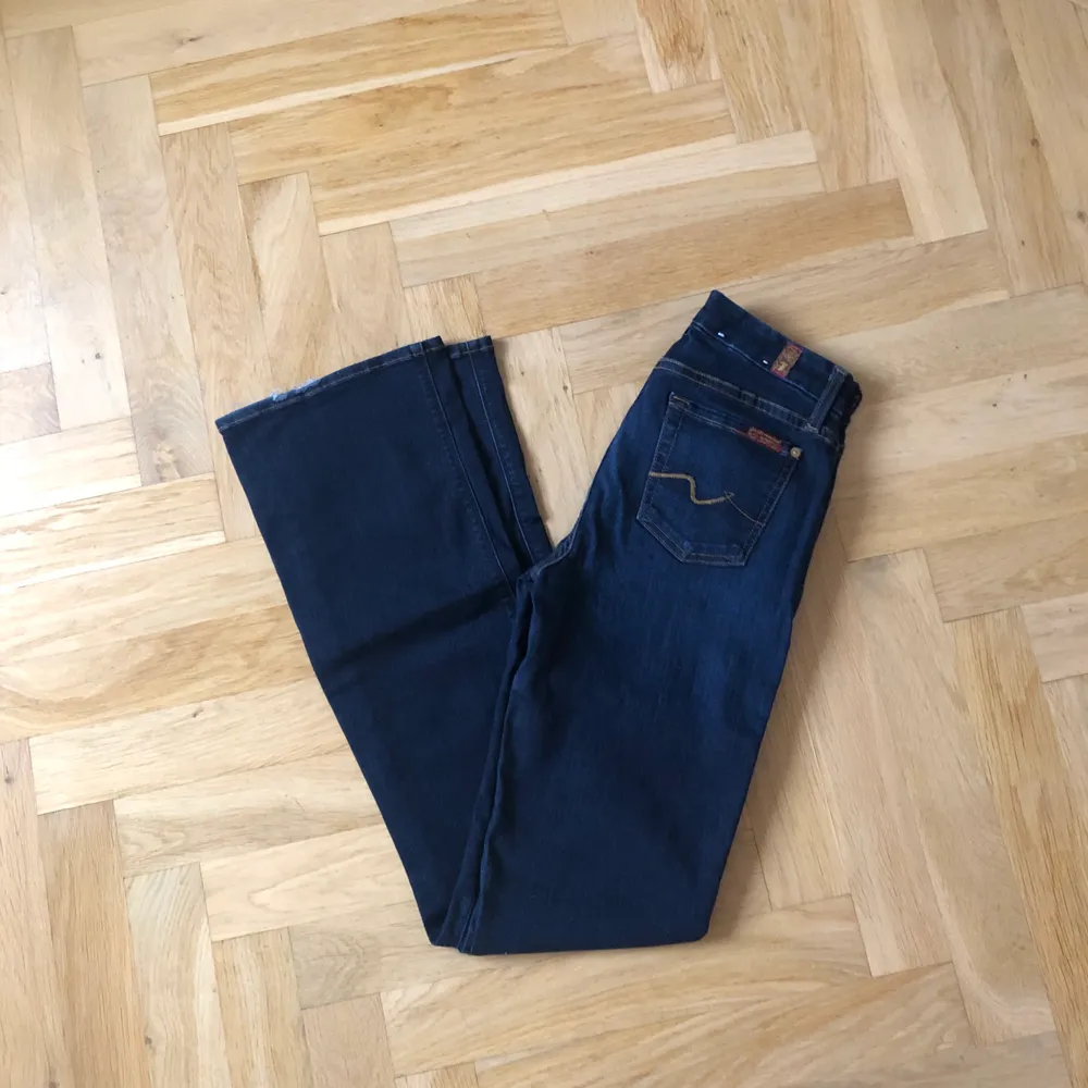 Bootcut jeans från 7 for all Mankind, W26! Lågmidjade och stretchiga. Jeans & Byxor.