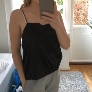 Silke linne från Zara - Silke linne från Zara i storlek M. Bra skick