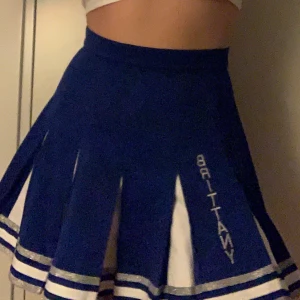 Cheerleading kjol  - Mörkblå cheerleading kjol med texten “Brittany” 💙💙 storlek är amerikans 9 men uppskattas vara ca 36/38