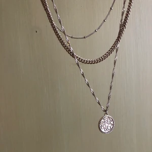 Halsband - Guldfärgat halsband.💛🧡🤎 Det är mer guldigt än vad det ser ut som på bilden! 3 stycken halsband som sitter ihop. Frakt tillkommer🥰