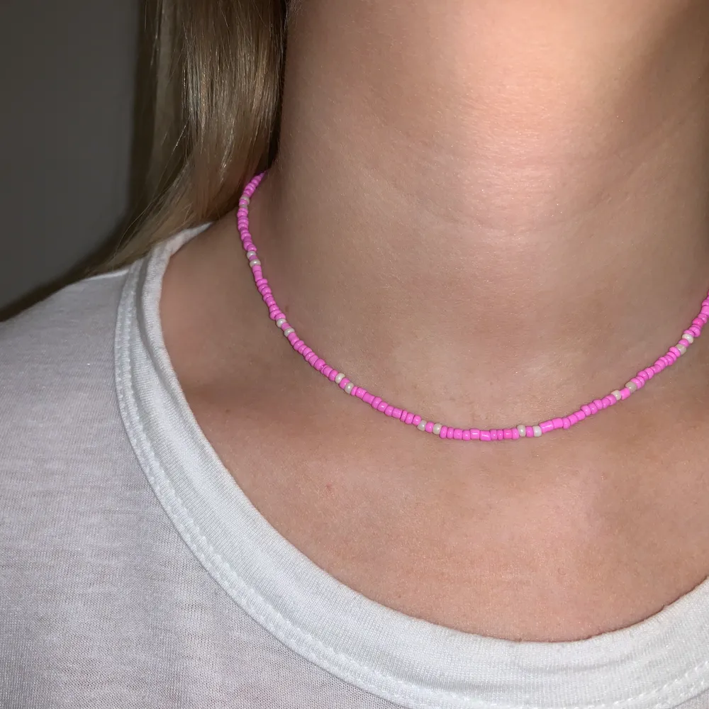 Rosa & vitt pärlhalsband med små pärlor💞🤍🥺💫💕 halsbandet försluts med lås och tråden är elastisk . Accessoarer.
