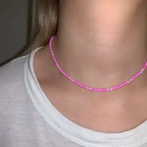 Rosa & vitt pärlhalsband med små pärlor💞🤍🥺💫💕 halsbandet försluts med lås och tråden är elastisk 