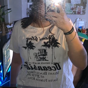 MIAMI TRÖJA - Säljer en Miami tröja, använt ett få antal gånger och känner att den bara ligger och skräpar i min garderob, väldigt skön att ha på och är perfekt för dig som söker en fin vit tröja, finns på gröna linjen, tar emot Swish & kontanter :)