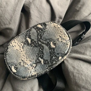 Midjeväska  - Säljer denna jättecoola väskan. Man kan ha denna väskan på många olika sätt inte bara runt midjan. Frakt tillkommer!💗