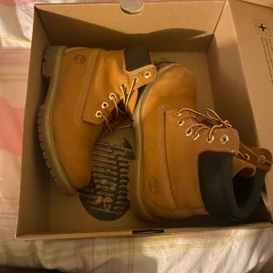Timberlands - Klassiska gula timberlands köpta på Caliroots. Storlek 37!  Använda 1-2 ggr för att testa. Älskar dom men för små för mig! 👀