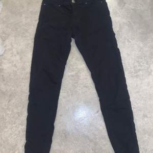 Svarta jeans från New Yorker köpta för 1 år sedan, använder inte de längre. Har haft på mej de max 5 gånger. Storleken är 34 men den passar 36 och 38 med eftersom de är super stretchiga och sköna. Vid intresse skriv eller be om mer bilder om du vill. FRAKTEN BETALAR KÖPAREN 