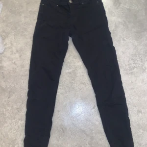 SVARTA JEANS S.34 - Svarta jeans från New Yorker köpta för 1 år sedan, använder inte de längre. Har haft på mej de max 5 gånger. Storleken är 34 men den passar 36 och 38 med eftersom de är super stretchiga och sköna. Vid intresse skriv eller be om mer bilder om du vill. FRAKTEN BETALAR KÖPAREN 