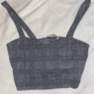 grå topp - Köpte på plick men den passar tyvärr inte mig😭 Hör av er för fler bilder/frågor🥰 köparen står för frakten