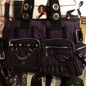 Vintage Väska - Vintage Punk väska från London! Den är använd 2 gånger och säljer eftersom det tyvärr inte är min stil längre. Väldigt fint material och kvalité! Köpt för ca 800 svenska kr. 