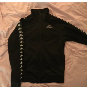 Oanvänd Kappa Zip-up  - En zip-up från Kappa som är helt oanvänd! Storlek S och i herrmodell men sitter fint! Det är bara att höra av sig till mig om ni vill ha fler bilder 🥰🥰🥰 