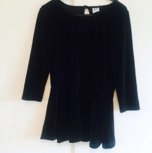  - Svart peplumtopp i sammet med rosor från Vero Moda. Använd en eller två gånger, så i mycket gott skick. Knäpps med en liten knapp i nacken, trekvartsärm. Superfin! Hör av dig med frågor 😊