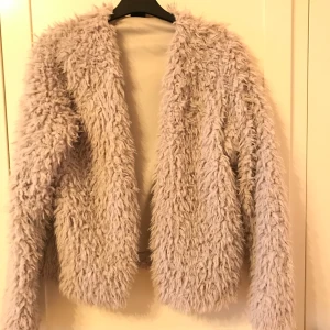 Pälsjacka - Pälsjacka storlek Xs/s grå. Vill bli av me den för använder aldrig 