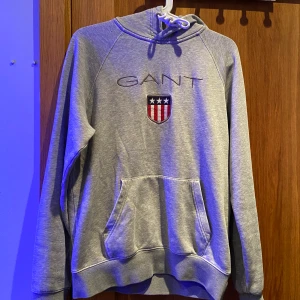 Gant Hoodie - Fräsch grå Gant Hoodie. Pris kan diskuteras vid snabb affär😁