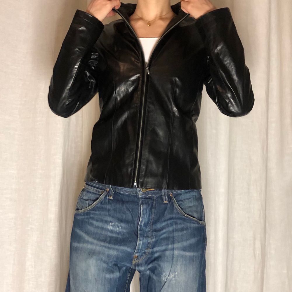 Asfet läderjacka i bikermodell! Personen är 170cm lång och bär storlek 34 (S) 🥰. Jackor.