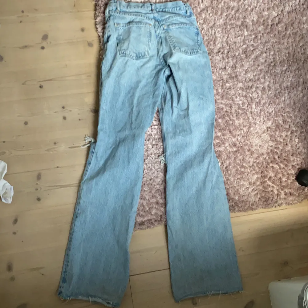 Jeans från zara, som blivit för små för mig. Bra i längden för mig som är 170 cm. Köpare står för frakt💕. Jeans & Byxor.