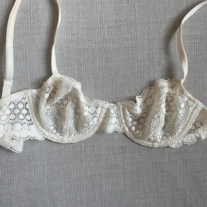 Spets BH - Jätte fin balconette bh i vit spets köpt i Paris från märket Etam, insidan av bh är lätt missfärgad men inget farligt! Använd endast fåtal gånger säljer pga för liten, tvättar såklart innan jag skickar!