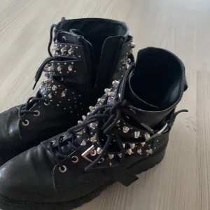 Zara boots - Säljer dessa Zara ”boots” då dem är lite för stora för mig och då jag inte använder dem. De är köpte second hand så där av de billiga priset. De är använda men i bra skick! Lite rost på nåt ställe och några nitar som är borta men de inget man märker! 