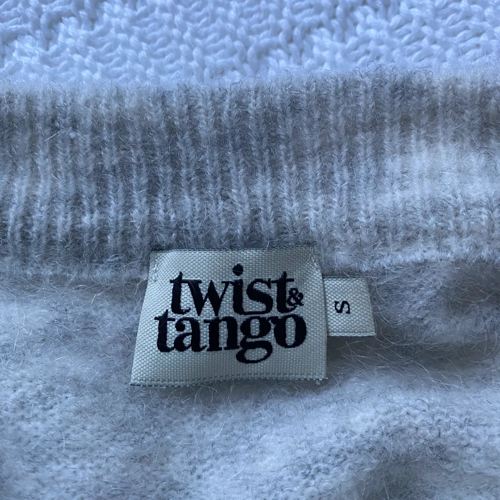 Är lite oversized i modellen. Tröjan är köpt från twist & tango. Varm och skön då den består av 35% ull🥰. Stickat.