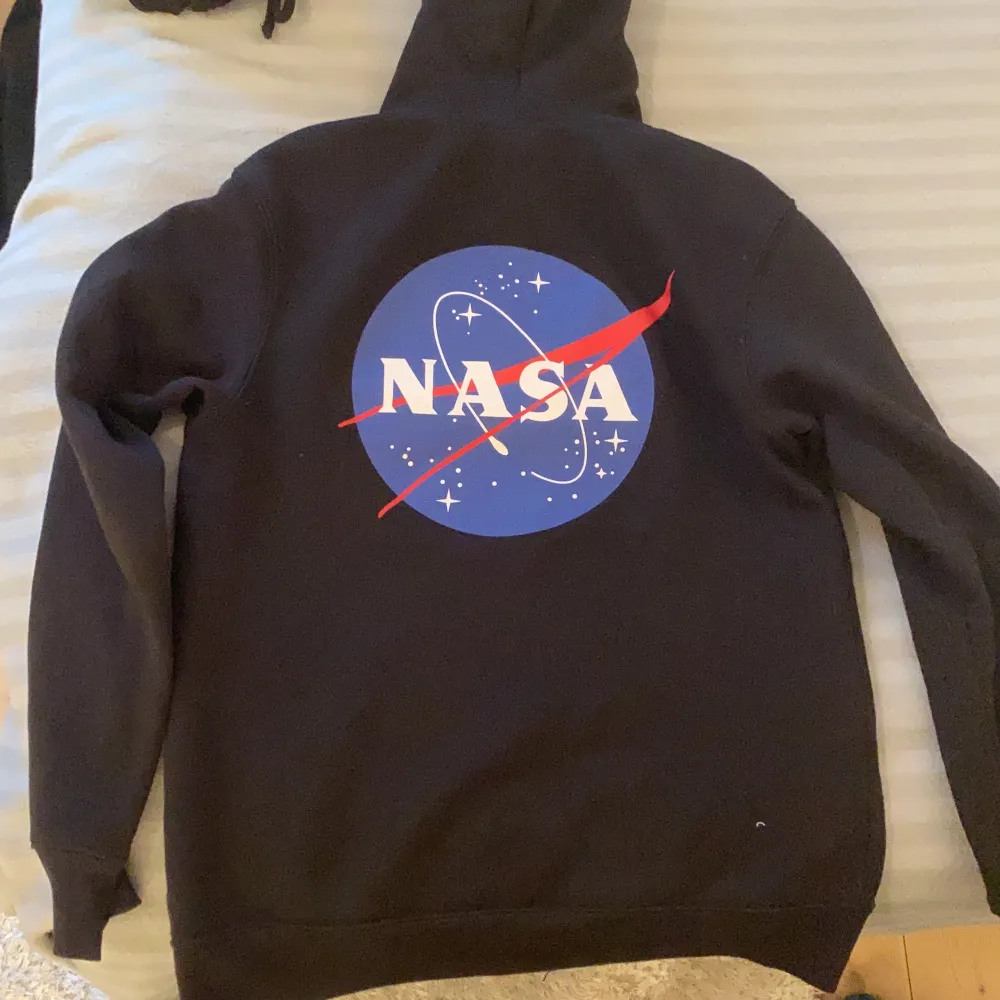 Assball hoodie med tryck bak. Frakt tillkommer på 63kr💓 Den är lätt oversize. Hoodies.