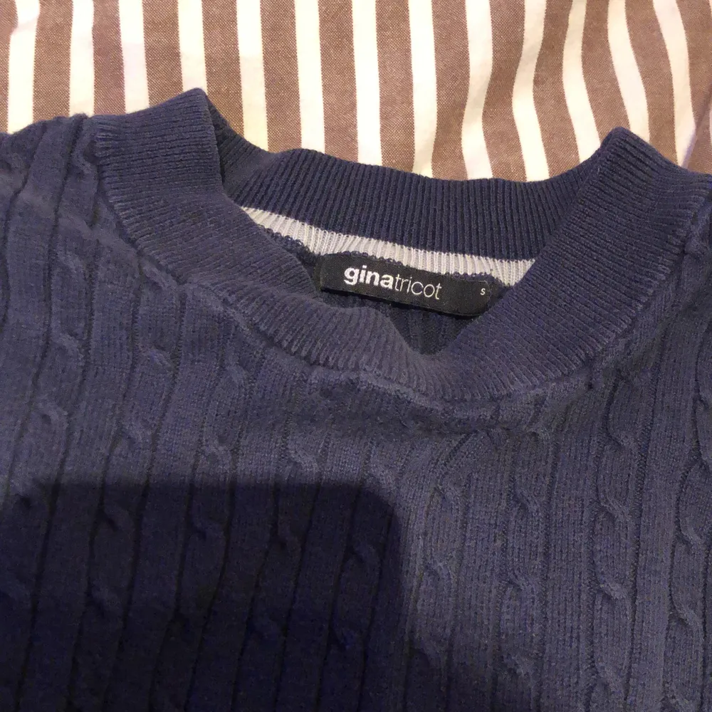 Gina tricot mörkblå långärmad tröja i storlek s, bra skick. Tröjor & Koftor.