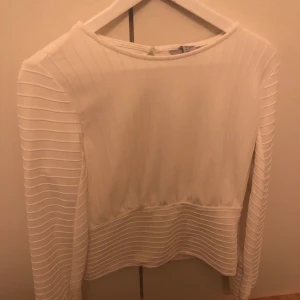 Ribbad tröja  - Buda från 100 kr!! Storlek XS men passar mig som är S 