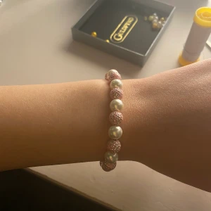 Ett fint handgjort pärlarmband - Handgjort och oanvänt armband!! Skriv för fler bilder eller frågor)) 