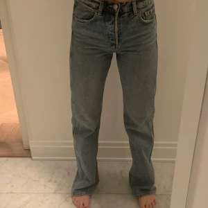 Snyggaste raka jeansen!  - Säljer mina & other stories jeans som jag älskar men som tyvärr blivit för små för mig! Jättesnygg passform o fin färg som syns bäst på sista bilden. Bra skick i stlr 25 men passar även lite större. 