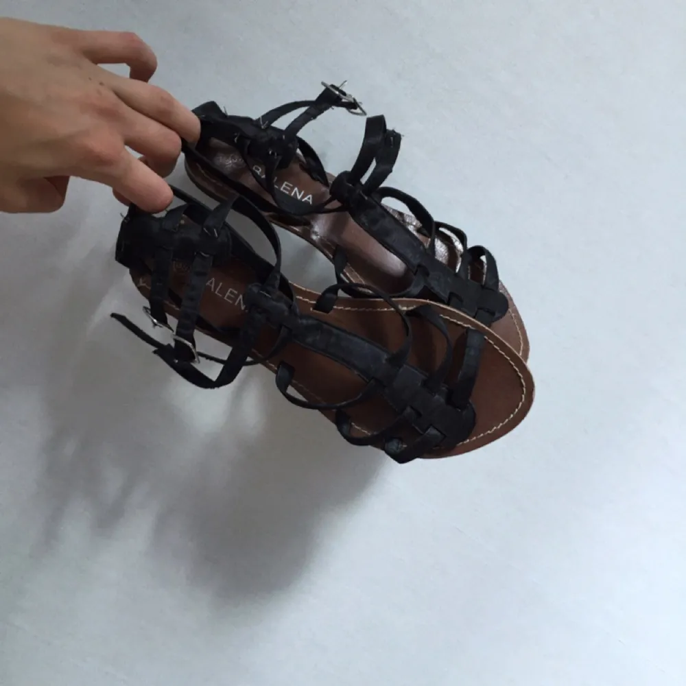Svarta sandaler med brun sula. Köpta på marknad i Rom, Italien. Använda ganska lite. Skor.