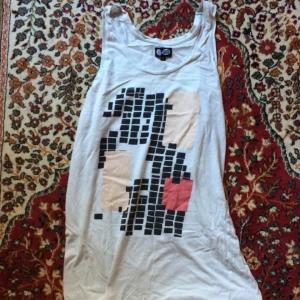  - Coolt linne från Cheap Monday. Säljes pga ej min stil längre! Superfint skick, inget slitage. Frakt tillkommer & bud mottages!